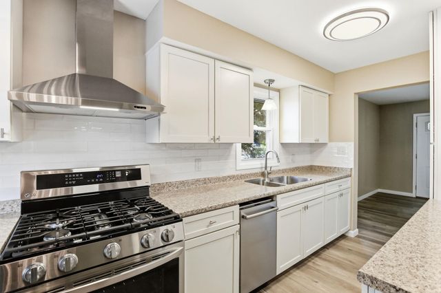 159 County Road C2 W, Roseville, MN 55113