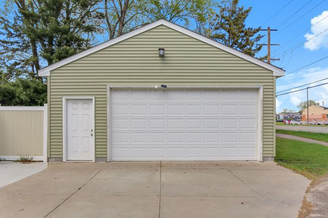 159 County Road C2 W, Roseville, MN 55113