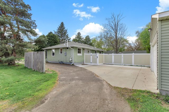 159 County Road C2 W, Roseville, MN 55113