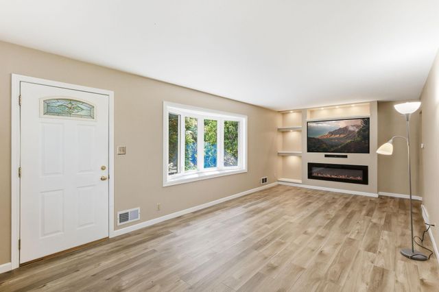 159 County Road C2 W, Roseville, MN 55113