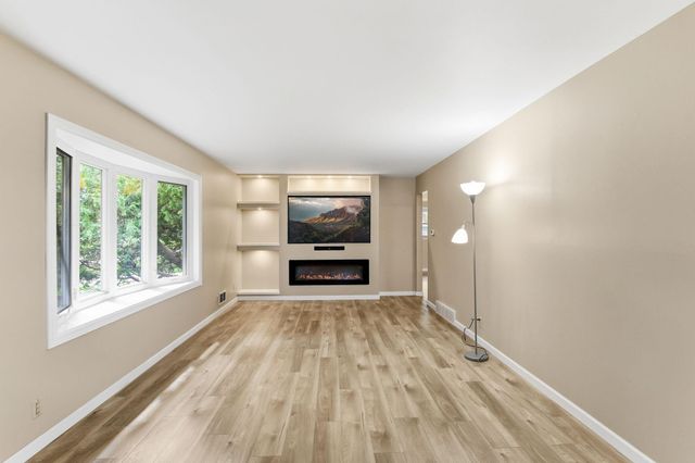 159 County Road C2 W, Roseville, MN 55113