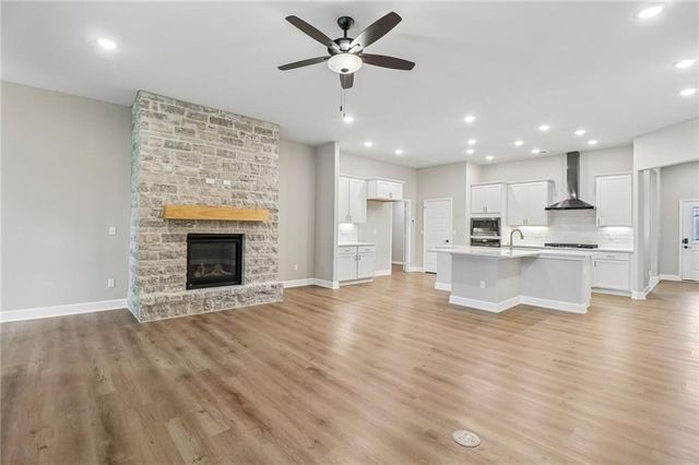 8523 Pickering Street, Lenexa, KS 66227