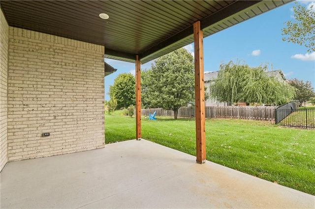 8523 Pickering Street, Lenexa, KS 66227