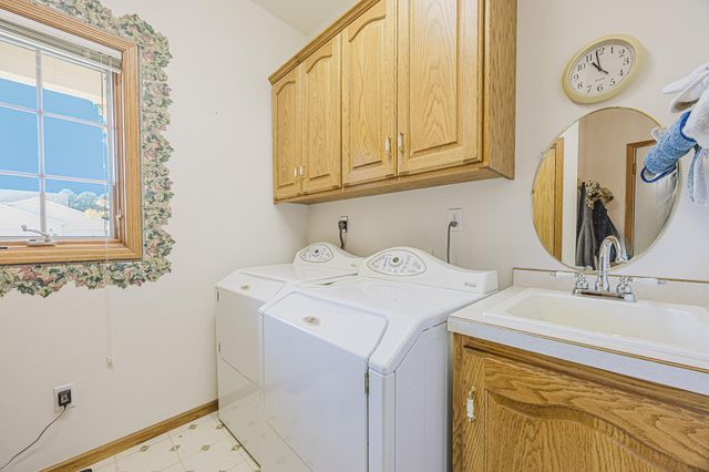 302 Fairway Drive, Casselton, ND 58012