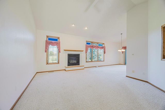 302 Fairway Drive, Casselton, ND 58012