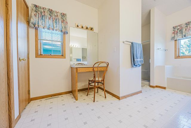 302 Fairway Drive, Casselton, ND 58012