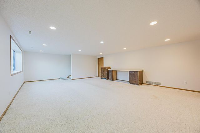 302 Fairway Drive, Casselton, ND 58012