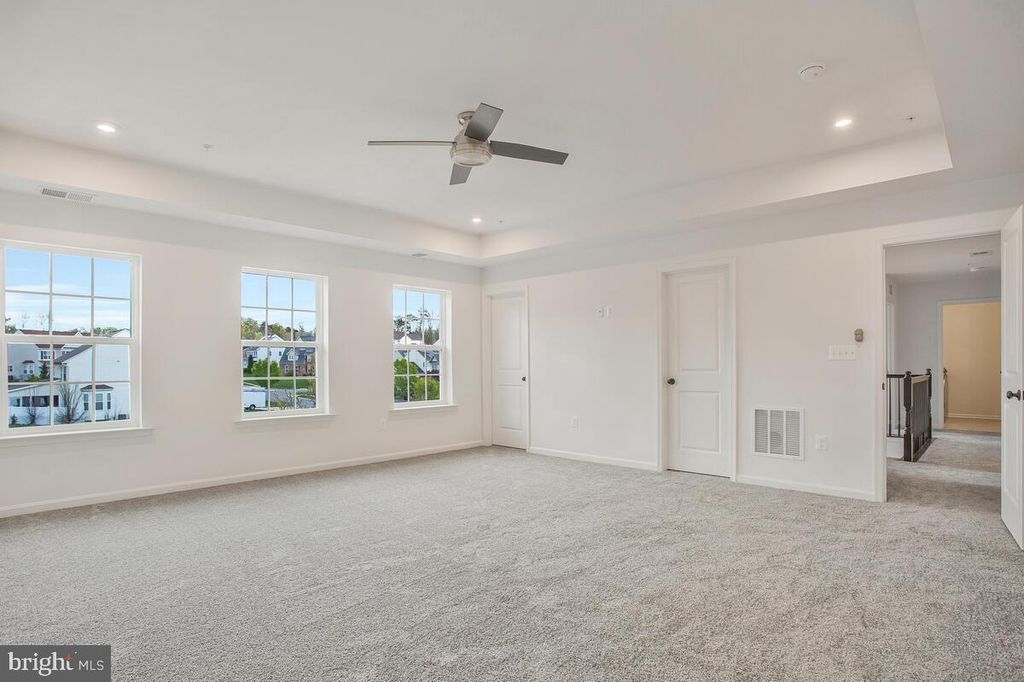 Image 10 of property listing at 6511 SUITLAND RD, Suitland, MD 20746