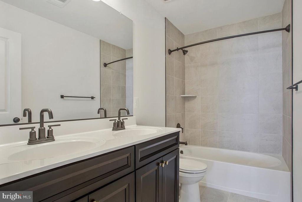 Image 16 of property listing at 6511 SUITLAND RD, Suitland, MD 20746