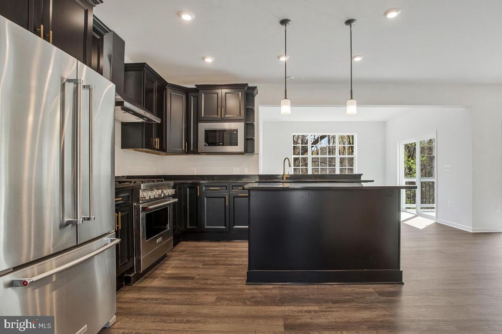 Image 7 of property listing at 6511 SUITLAND RD, Suitland, MD 20746