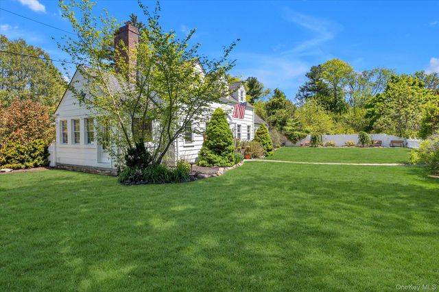 1 E Rogues Path, Huntington Station, NY 11746