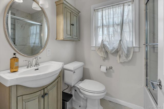 1 E Rogues Path, Huntington Station, NY 11746
