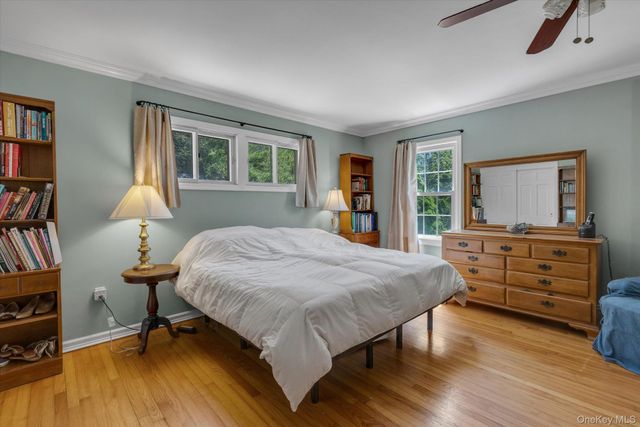 1 E Rogues Path, Huntington Station, NY 11746