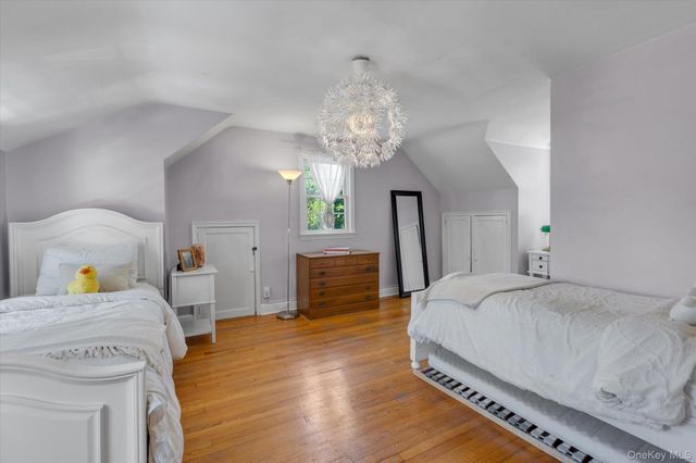 1 E Rogues Path, Huntington Station, NY 11746