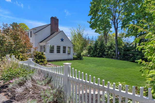 1 E Rogues Path, Huntington Station, NY 11746