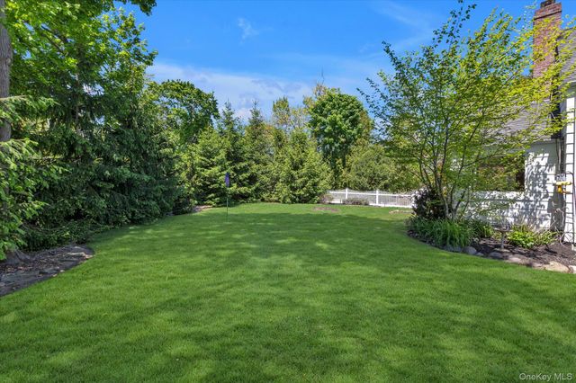 1 E Rogues Path, Huntington Station, NY 11746