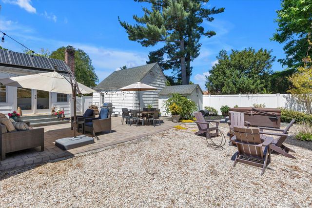 1 E Rogues Path, Huntington Station, NY 11746