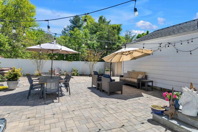 1 E Rogues Path, Huntington Station, NY 11746