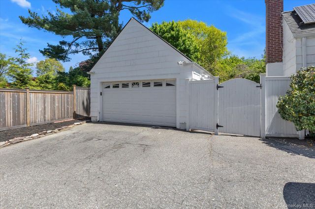 1 E Rogues Path, Huntington Station, NY 11746