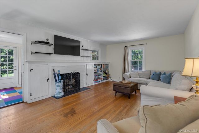 1 E Rogues Path, Huntington Station, NY 11746