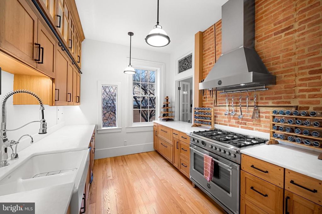 Image 18 of property listing at 16 W READ ST, Baltimore, MD 21201