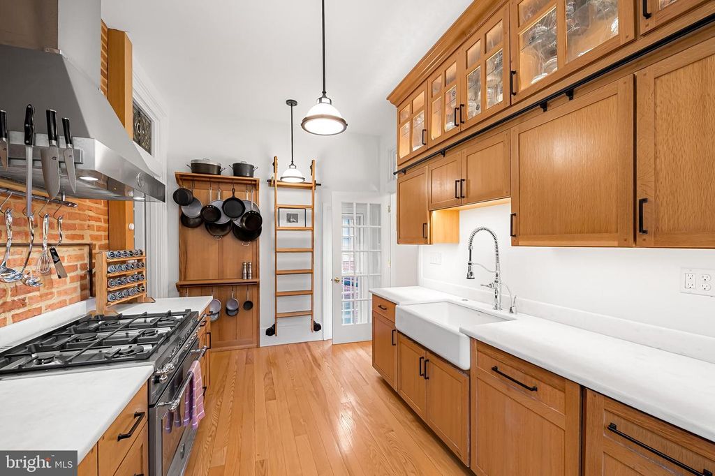 Image 19 of property listing at 16 W READ ST, Baltimore, MD 21201