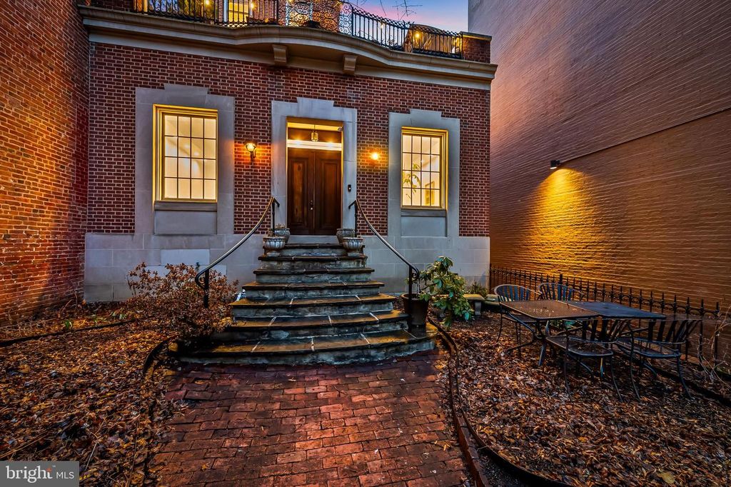 Image 2 of property listing at 16 W READ ST, Baltimore, MD 21201