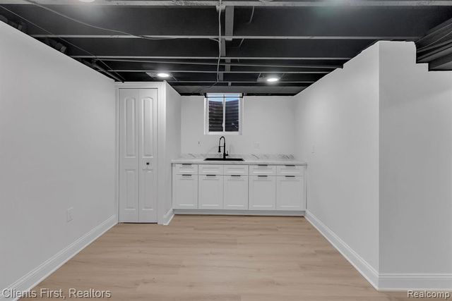 8680 Mercedes Street, Dearborn Heights, MI 48127