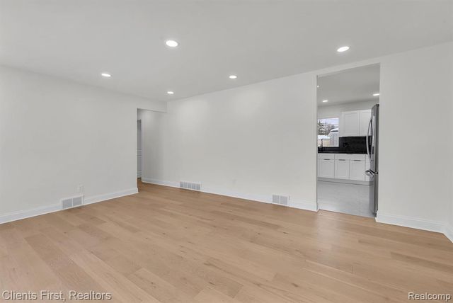 8680 Mercedes Street, Dearborn Heights, MI 48127