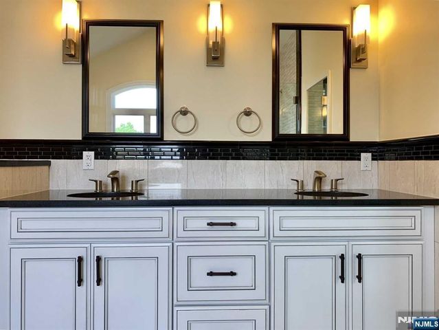 219 Roff Avenue B, Palisades Park, NJ 07650