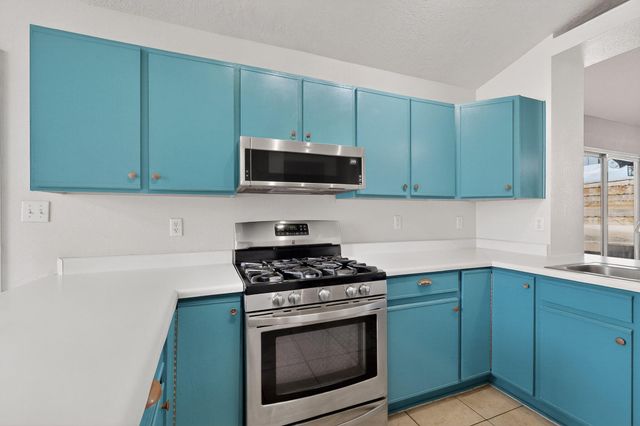 7417 Mackenzie Drive NE, Rio Rancho, NM 87144