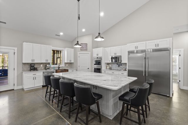 594 Highway 100, Centerville, TN 37033