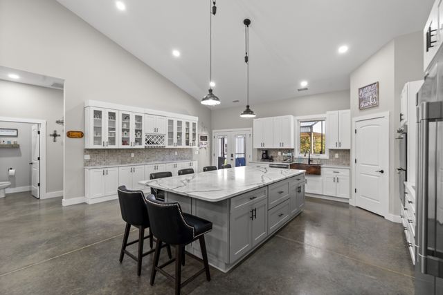 594 Highway 100, Centerville, TN 37033