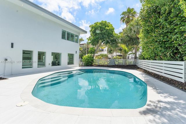1903 Bay Dr, Pompano Beach, FL 33062