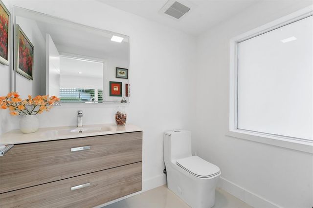 1903 Bay Dr, Pompano Beach, FL 33062