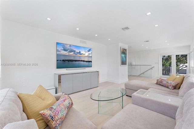 1903 Bay Dr, Pompano Beach, FL 33062