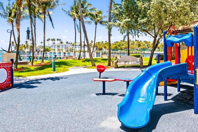 1903 Bay Dr, Pompano Beach, FL 33062