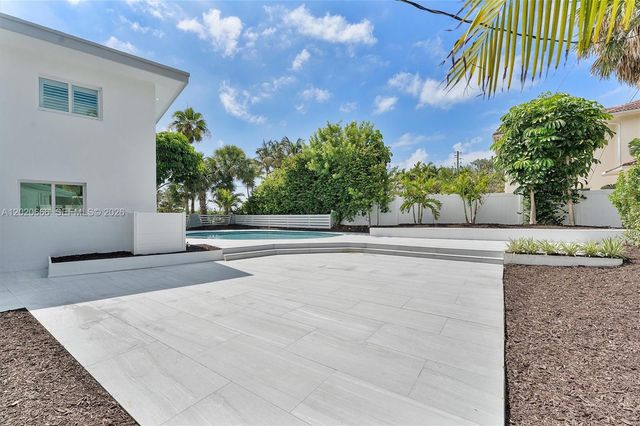 1903 Bay Dr, Pompano Beach, FL 33062
