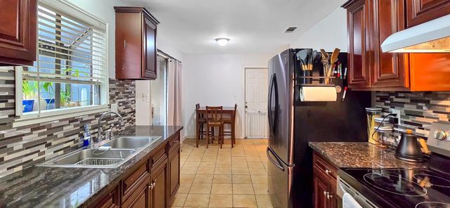 1904 Tours Dr, Stockton, CA 95210