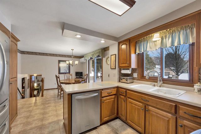 1281 VALLEY VIEW ROAD, Green Bay, WI 54304