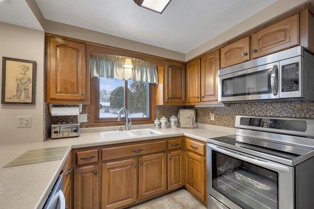 1281 VALLEY VIEW ROAD, Green Bay, WI 54304