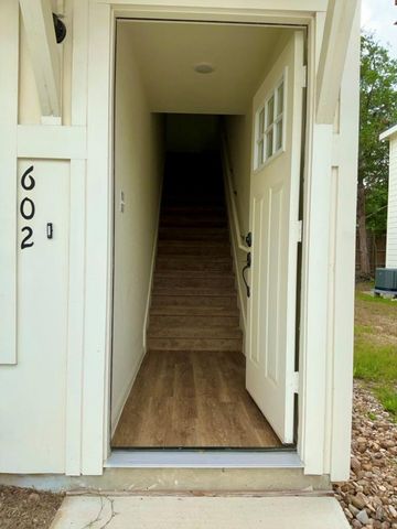 2002 W 2nd ST 602, Taylor, TX 76574