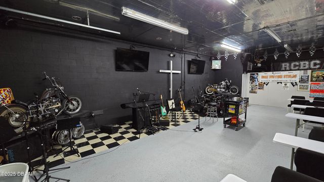 555 8th St, Holly Hill, FL 32117