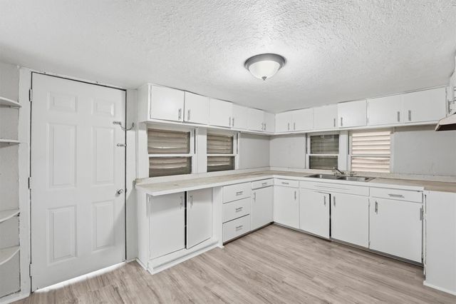811 W Broad Street, Freeport, TX 77541