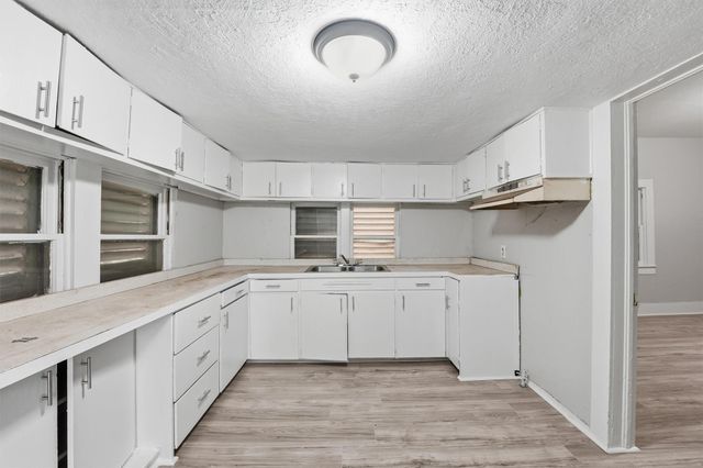 811 W Broad Street, Freeport, TX 77541