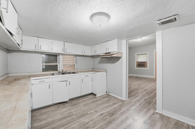 811 W Broad Street, Freeport, TX 77541