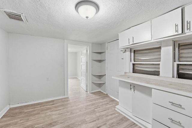 811 W Broad Street, Freeport, TX 77541