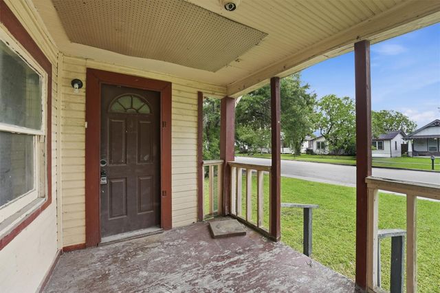 811 W Broad Street, Freeport, TX 77541