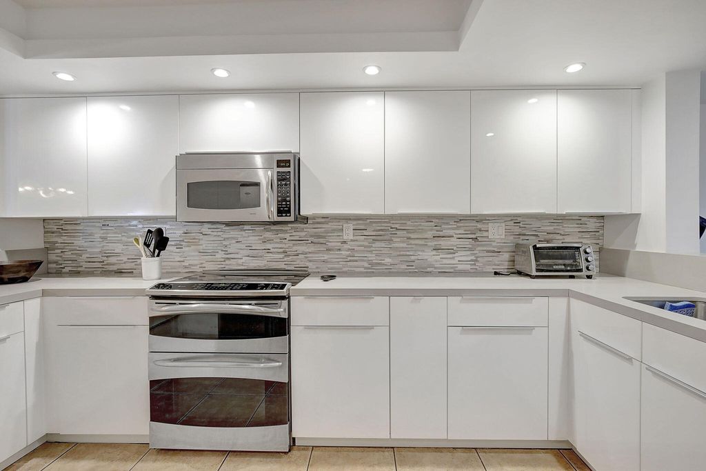 141 SW 96th Terrace 302, Plantation, FL 33324