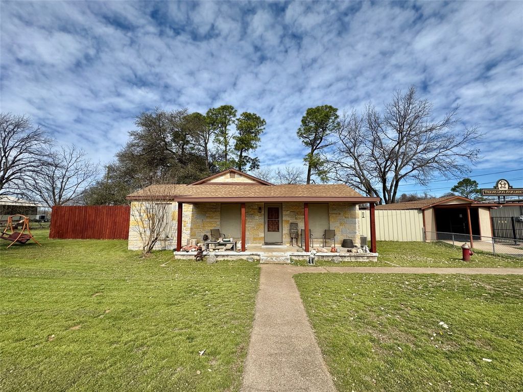 5920 Walnut Creek Drive, Granbury, TX 76049